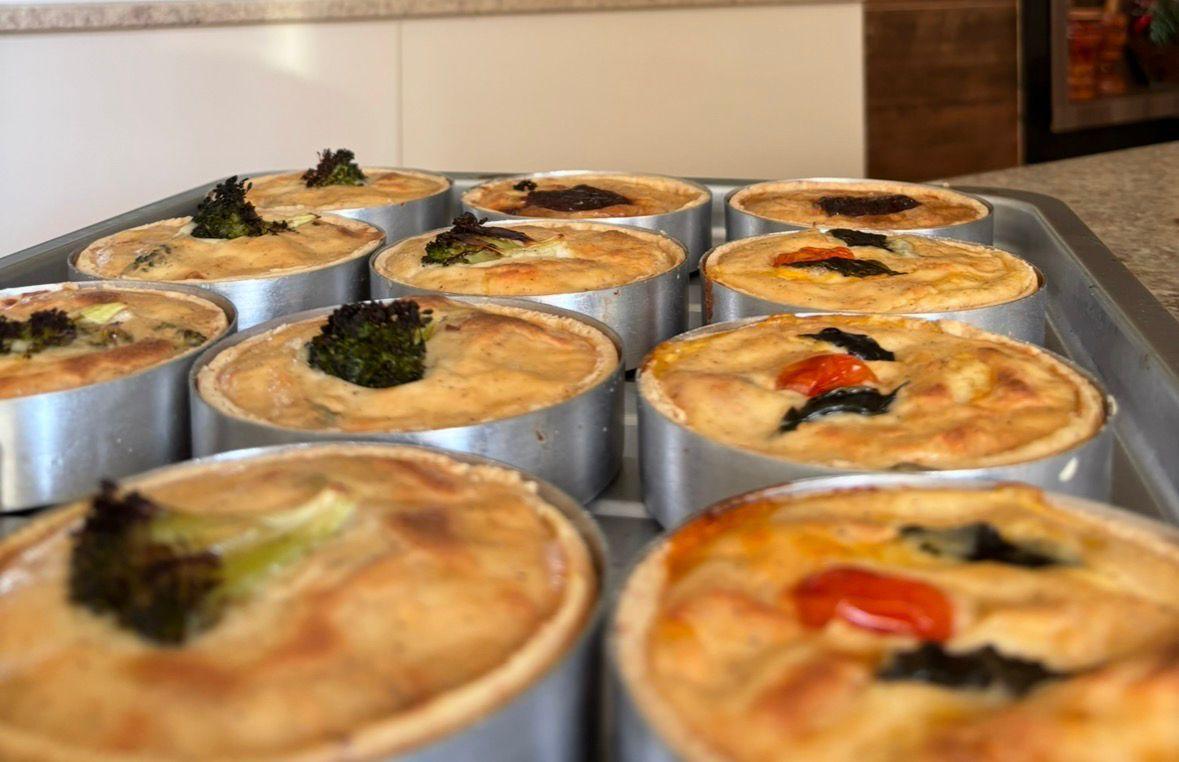Bandeja com quiches artesanais